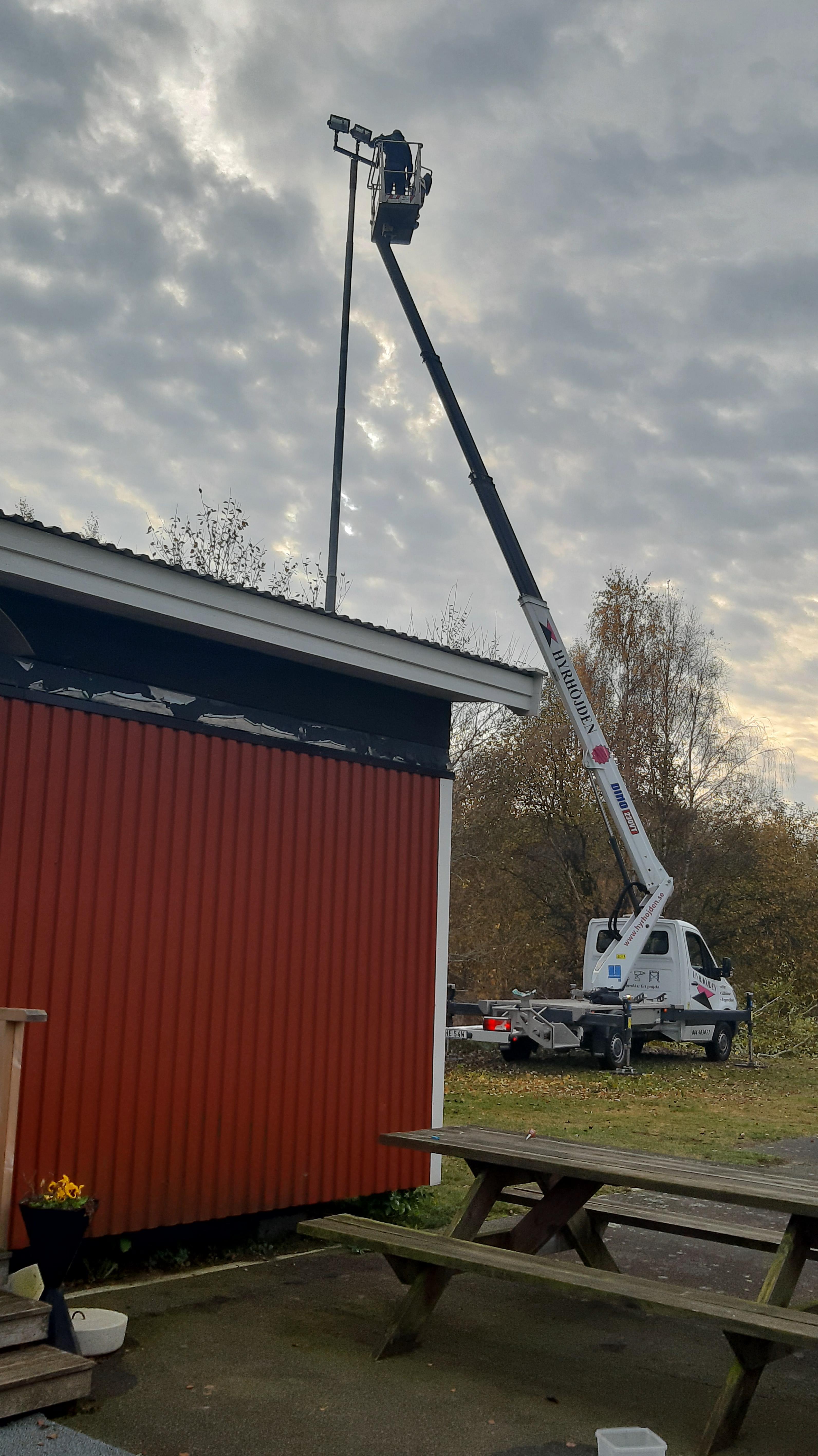 Lampbyte på ca 20m höjd.